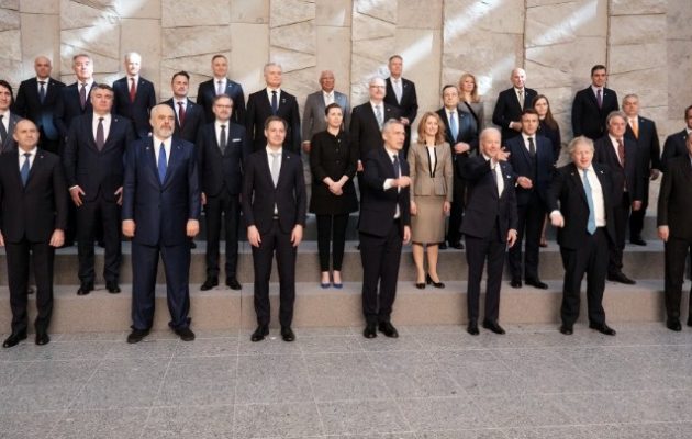 ΝΑΤΟ: Καταδικάζει την εισβολή αλλά μόνο «πολιτική και πρακτική υποστήριξη» στην Ουκρανία