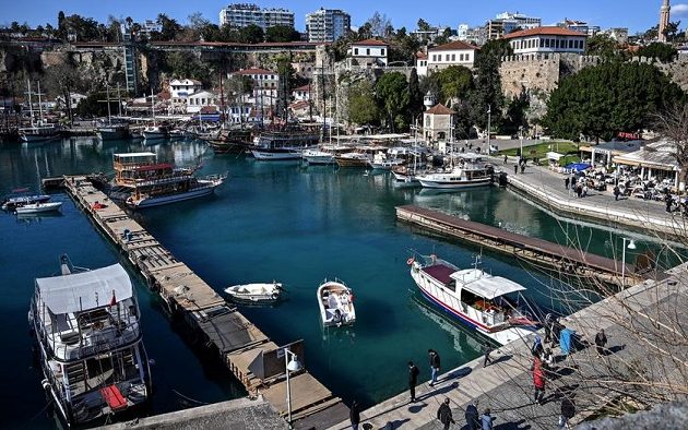 Τουρκία: Βαριά η σκιά του πολέμου στον τουρισμό – Λιγότεροι Ρώσοι, Ουκρανοί και Γερμανοί