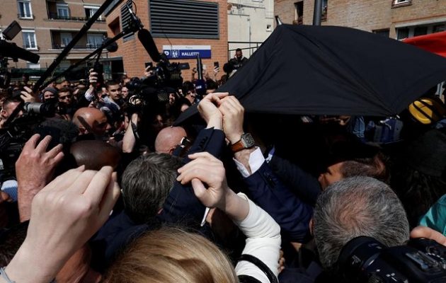 Με… ντομάτες υποδέχθηκαν τον Μακρόν