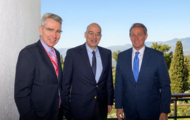 Ο Νίκος Δένδιας με Τζέφρι Πάιατ και Τζεφ Φλέικ στους Δελφούς