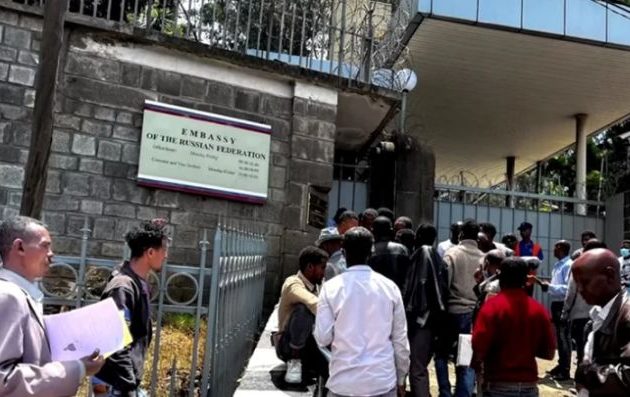 Εκατοντάδες Αιθίοπες έξω από τη Ρωσική Πρεσβεία – Θέλουν να πάνε μισθοφόροι στην Ουκρανία