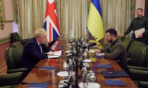 Ο Τζόνσον πήγε στο Κίεβο: Έμπρακτη αλληλεγγύη στον Ζελένσκι