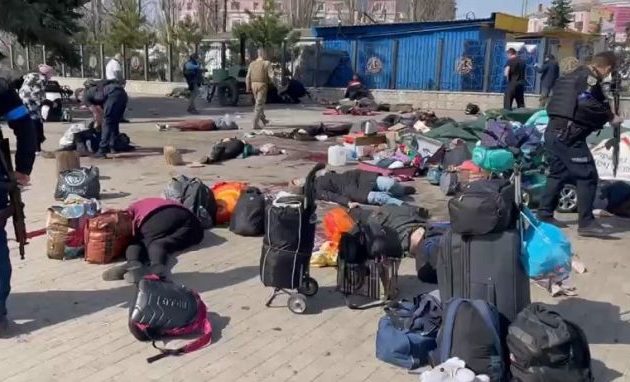Μακελειό στο Κραματόρσκ – Πύραυλοι έπληξαν τον σιδηροδρομικό σταθμό, δεκάδες νεκροί – Η Ρωσία αρνείται