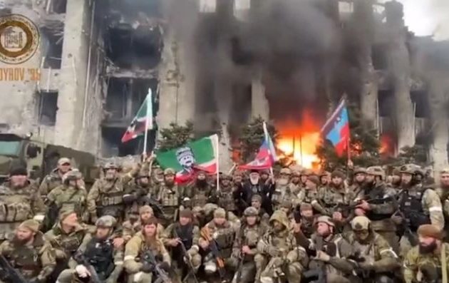 Μαριούπολη: Τσετσένοι στρατιώτες ποζάρουν μπροστά σε καμένα κτίρια