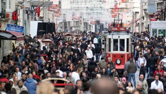 «Λόγω απελπισίας» ένας στους τρεις Τούρκους θέλει να φύγει από την Τουρκία – 48% στη νεολαία