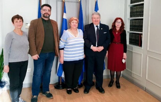 Ο Χρυσουλάκης με τις Ελληνίδες αρχηγίνες της Ουκρανίας Αλ. Προτσένκο και Ν. Τσαπνή