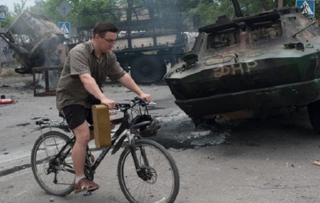 Με ποδήλατο οι Ουκρανοί λόγω έλλειψης καυσίμων – Ανάρπαστα τα ηλεκτρικά οχήματα