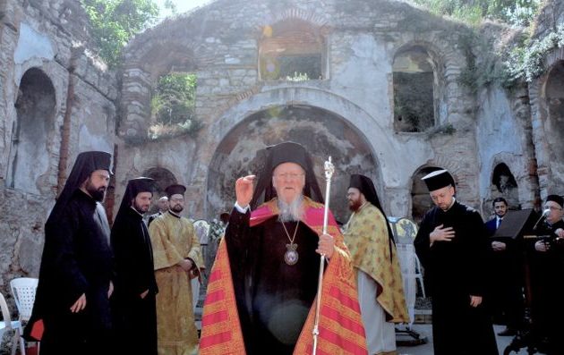 Ο Οικ. Πατριάρχης χοροστάτησε στον ερειπωμένο Ναό της Παναγίας Παραμυθίας – Βλάχ Σαράι