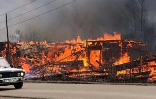 Φονικές πυρκαγιές στη Σιβηρία: Δέκα νεκροί – Κάηκαν πάνω από 450 κτίρια