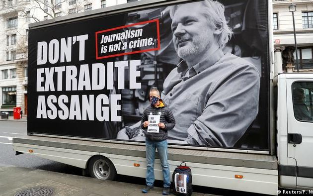 Βρετανία: «Πράσινο φως» στην έκδοση Ασάνζ – Wikileaks: Μαύρη ημέρα για την Ελευθερία του Τύπου