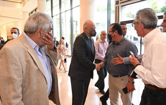 «Εντός έδρας» έπαιζε στην ομιλία Καραμανλή ο Δένδιας που καταχειροκροτήθηκε