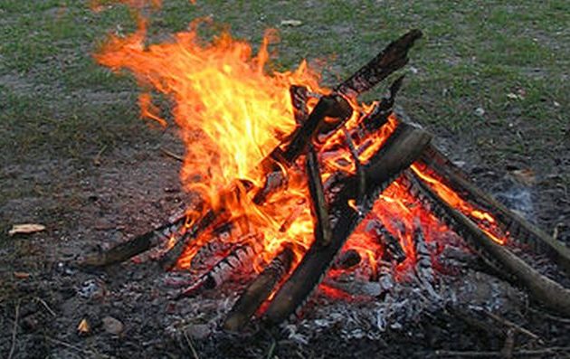 Αμπέλια Άρτας: 62χρονος άναψε φωτιά, ξάπλωσε πάνω της και κάηκε