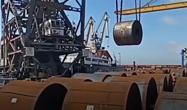 Οι Ρώσοι κλέβουν τα φορτία χάλυβα από το λιμάνι και τα εργοστάσια της Μαριούπολης