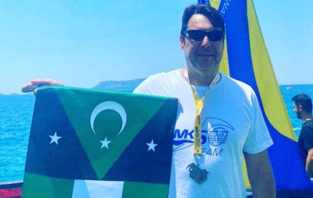 Τούρκος αντιδήμαρχος κολύμπησε για την «ειρήνη» και ύστερα ύψωσε την «τουρκική» σημαία της ελληνικής Θράκης