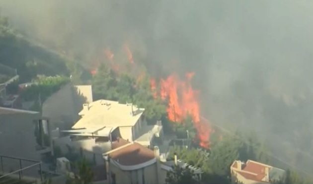 Πυρκαγιά Άνω Βούλα: Κάηκαν τέσσερα σπίτια και πολλά αυτοκίνητα – Ακούγονται εκρήξεις