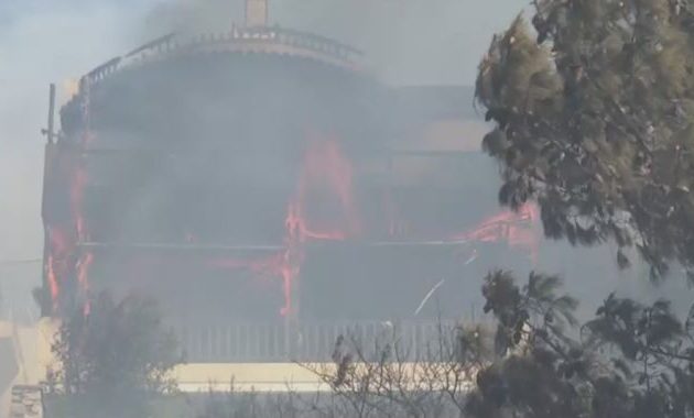 Πυρκαγιά στην Άνω Βούλα – Καίγονται σπίτια στο Πανόραμα
