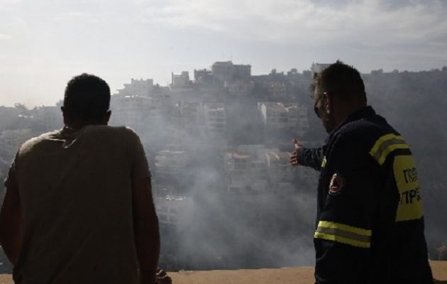 Η καταμέτρηση των ζημιών από την πυρκαγιά στο Πανόραμα Βούλας – Οι καταστροφές σε σπίτια και οχήματα