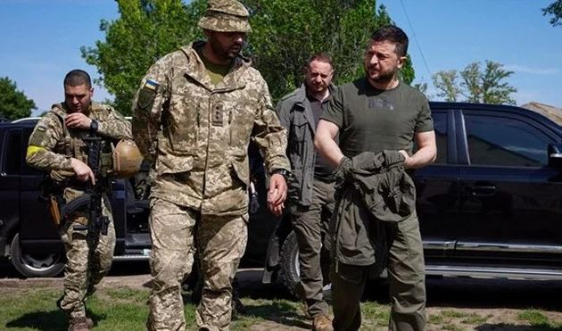 Ουκρανία: Στη νότια γραμμή του μετώπου ο Ζελένσκι – Τι είπε για τους στρατιώτες