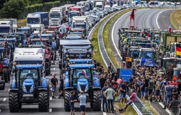 Βίαιες διαδηλώσεις Ολλανδών αγροτών στριμώχνουν την κυβέρνηση Ρούτε