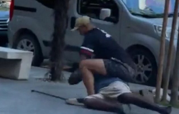 Ιταλία: Άντρας στραγγάλισε Νιγηριανό πλανόδιο πωλητή και οι περαστικοί βιντεοσκοπούσαν