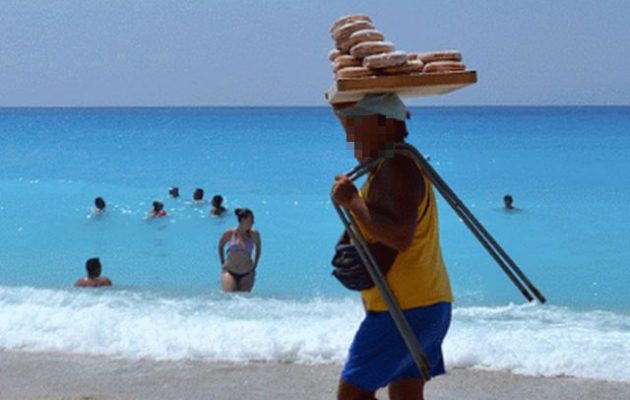 Συμμορία εξανάγκαζε Αλβανούς να πωλούν παράνομα λουκουμάδες σε παραλίες