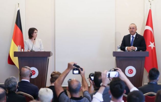 Ως «τσαμπουκά» παρουσιάζουν οι τουρκικές εφημερίδες τη διπλωματική πανωλεθρία του Τσαβούσογλου με την Ανναλένα