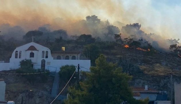 Μεγάλες διαστάσεις η φωτιά στη Σαλαμίνα – Εκκενώνεται το κέντρο Υγείας