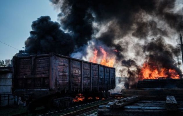 Οι Ουκρανοί βομβάρδισαν στρατιωτικό τρένο με Ρώσους – Δεκάδες νεκροί και τραυματίες