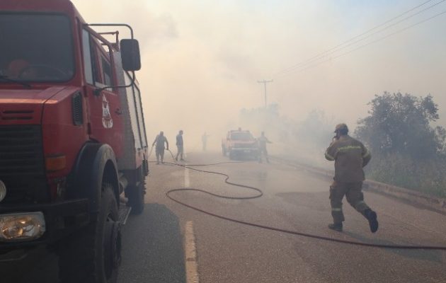 Εκτός ελέγχου η πυρκαγιά στην Άμφισσα – Απομακρύνουν τους κατοίκους από την Βόρεια Ιτέα