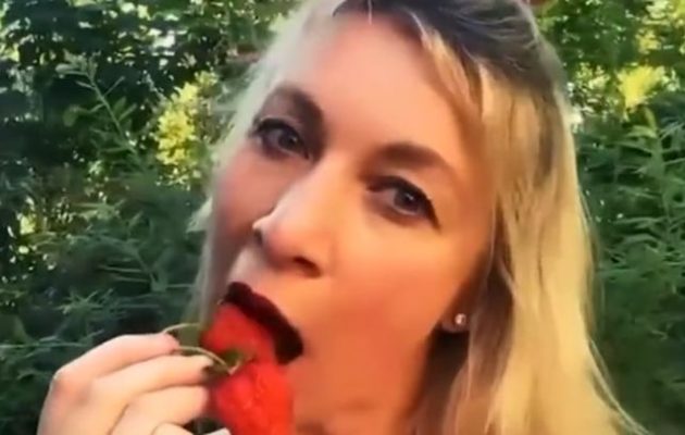 Η Ζαχάροβα τρώει φράουλες στο Twitter κι έγινε χαμός (βίντεο)