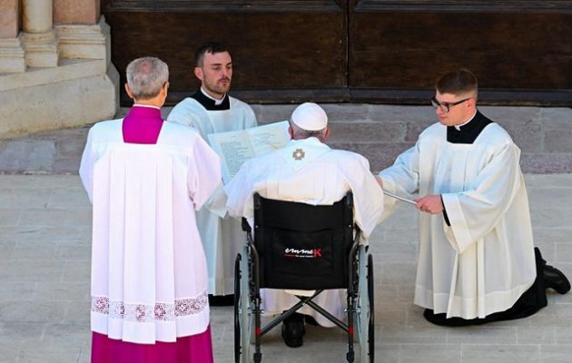 Με αναπηρικό καροτσάκι ο Πάπας Φραγκίσκος – Αναζωπυρώθηκαν οι φήμες για παραίτηση