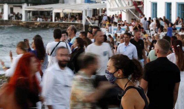Εκτός ελέγχου ο κορωνοϊός στα νησιά – Τον διασπείρουν οι τουρίστες και κανείς δεν φορά μάσκα