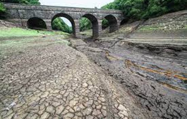 Σε πανικό οι Βρετανοί λόγω ξηρασίας – Και μετά έρχονται κατακλυσμιαίες πλημμύρες