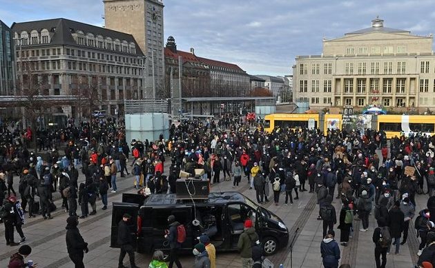 Γερμανία: «Ανεπαρκές» το πακέτο ελάφρυνσης ύψους 65 δισ. ευρώ – Στους δρόμους οι πρώτοι διαδηλωτές