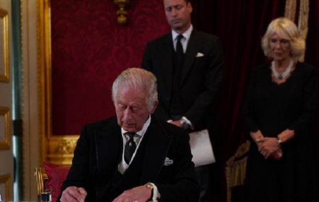 DPA: Ήρθε το τέλος της μοναρχίας για τη Βρετανία; – Ξεκίνησε η εκστρατεία «#NotMyKing»