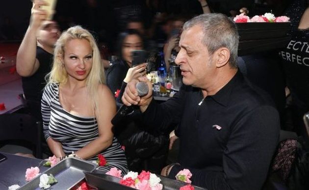 Θέμης Αδαμαντίδης: Η πρώτη δημόσια εμφάνιση με την Βαρβάρα Κίρκη μετά τις καταγγελίες για ξυλοδαρμό