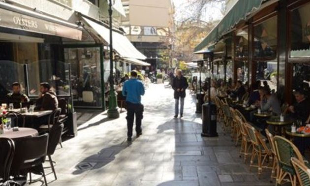 Άνδρας που έπεσε από μπαλκόνι στο Κολωνάκι: «Πρόκειται για ατύχημα»