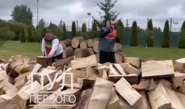 Ο Λουκασένκο ειρωνεύεται τους Ευρωπαίους κόβοντας ξύλα (βίντεο)
