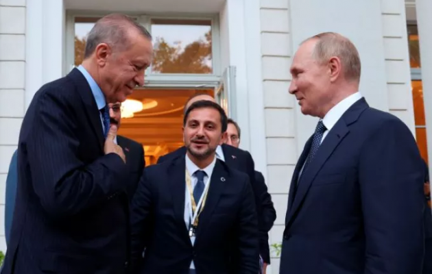 Στην αγκαλιά του Πούτιν ο Ερντογάν – Η Τουρκία πλήρες μέλος του Οργανισμού Συνεργασίας της Σανγκάης