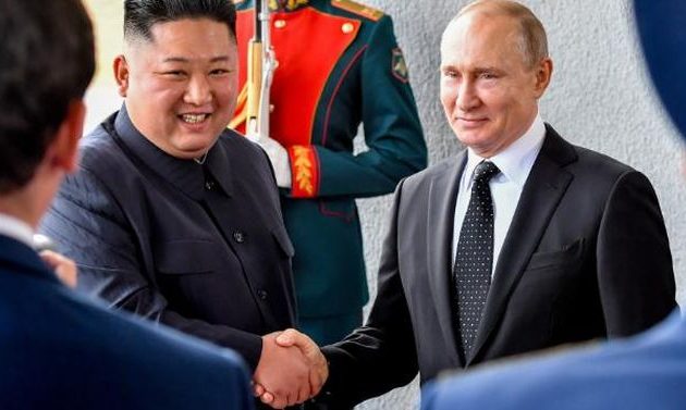 New York Times: Ο Πούτιν «ξέμεινε» από βλήματα κι αγοράζει από τον Κιμ Γιονγκ Ουν
