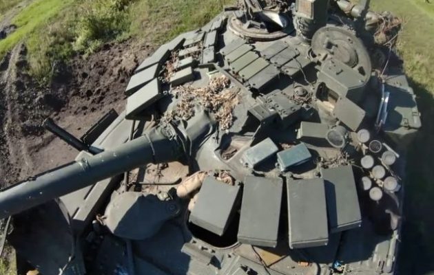 Ουκρανοί στρατιώτες κατέλαβαν ένα σπάνιο άρμα T-72B3, το οποίο η Ρωσία εξέθετε στο «tank biathlon» – Δύο ακόμη καταστράφηκαν