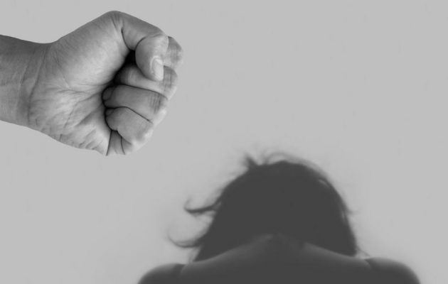 Αλεξανδρούπολη: Χτυπούσε την 18χρονη έγκυο σύζυγό του και απειλούσε ότι θα την σκοτώσει