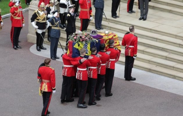 Τέλος εποχής: Στη βασιλική κρύπτη η σορός της βασίλισσας Ελισάβετ Β’ της Βρετανίας