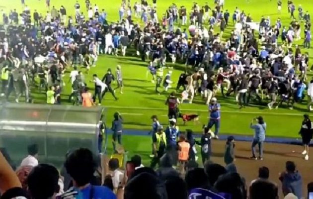 Εκατόμβη νεκρών σε ποδοσφαιρικό αγώνα στην Ινδονησία – Άγριες συμπλοκές με την Αστυνομία και ποδοπάτημα