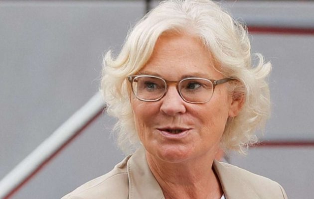 Γερμανίδα υπ. Άμυνας: Η Ελλάδα θα στείλει τεθωρακισμένα στην Ουκρανία