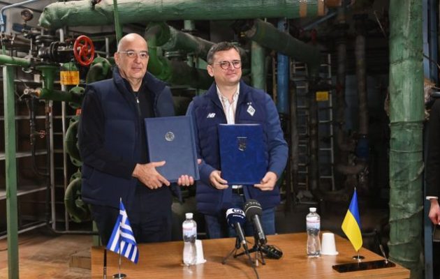 Δένδιας και Κουλέμπα υπέγραψαν σε καταφύγιο – Η Ελλάδα στηρίζει ακεραιότητα και κυριαρχία Ουκρανίας