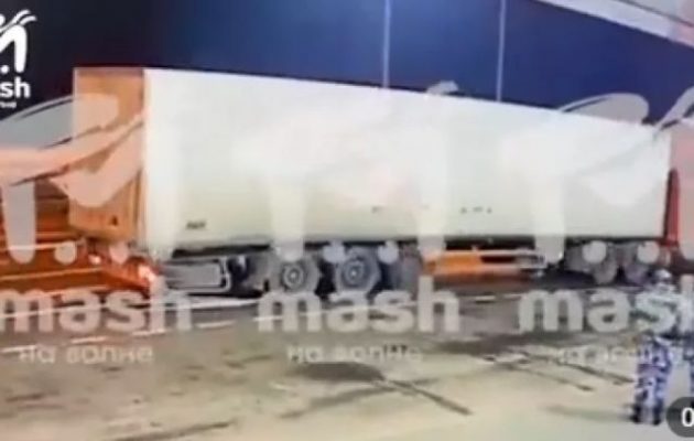 Τρεις νεκροί από την έκρηξη στη γέφυρα της Κριμαίας – Εικόνες με τους Ρώσους να ελέγχουν το φορτηγό-βόμβα