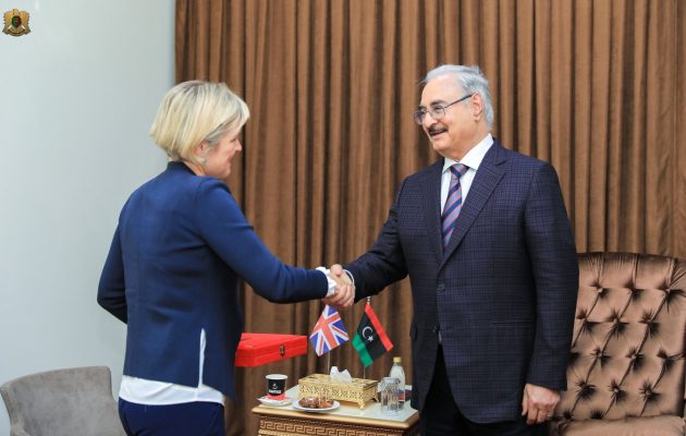 Λιβύη: Ο στρατάρχης Χάφταρ συναντήθηκε με την πρέσβυ της Βρετανίας