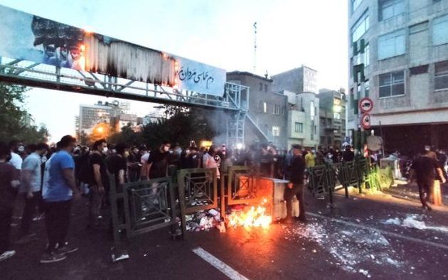 Ιράν: Οι δυνάμεις ασφαλείας πυροβολούν στο ψαχνό Κούρδους διαδηλωτές