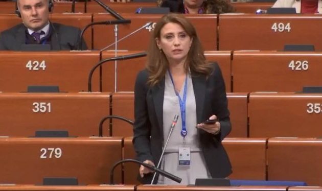 Ο Έντι Ράμα της Αλβανίας επιτέθηκε με ψευτομαγκιές στη Νίνα Κασιμάτη του ΣΥΡΙΖΑ-ΠΣ